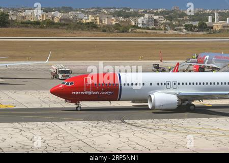 Luqa, Malte - 7 août 2023 : Boeing 737 exploité par Norwegian Air (immatriculation se-RTG) au sol pour décoller à l'aéroport international de Malte Banque D'Images