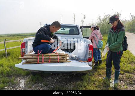 (181220) -- CHANGSHA, 20 décembre 2018 -- les membres du personnel scientifique descendent du camion pour commencer à patrouiller dans la région du lac Dongting, dans la province du Hunan au centre de la Chine, le 24 octobre 2018. Collecter le sol au printemps, tester l'eau du lac en été, étudier les plantes en automne et observer les oiseaux migrateurs en hiver ont décrit près de dix ans de cycle saisonnier de vie quotidienne de chercheurs scientifiques sans nom dans la région du lac Dongting. Ils ont travaillé dur pour fournir des solutions à la protection de l'environnement et de la diversité biologique ici. Les chercheurs scientifiques de l'Académie chinoise des sciences (cas) étaient prai Banque D'Images