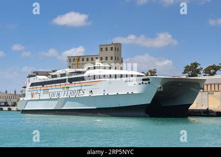 Valette, Malte - 6 août 2023 : Catamaran rapide car ferry Jean de la Vallette amarré dans le port de la Valette. Banque D'Images