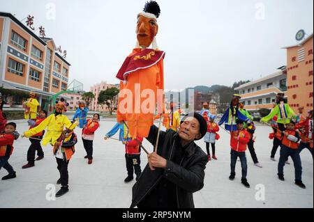 (181220) -- SHIQIAN, 20 déc. 2018 (Xinhua) -- des élèves pratiquent le spectacle de marionnettes sous la direction de Fu Zhenggui dans une école primaire du canton de Huaqiao du comté de Shiqian, dans le sud-est de la Chine, province du Guizhou, 19 déc. 2018. Le spectacle de marionnettes Shiqian a été inscrit sur la liste du patrimoine culturel immatériel national en 2006. Pour perpétuer le patrimoine culturel, les écoles du comté de Shiqian invitent les héritiers du spectacle de marionnettes à enseigner aux élèves en classe. (Xinhua/Yang Wenbin) CHINA-GUIZHOU-SHIQIAN-PUPPET SHOW (CN) PUBLICATIONxNOTxINxCHN Banque D'Images