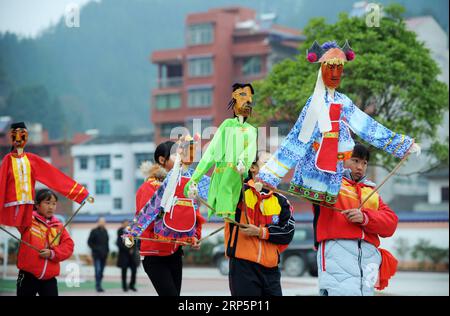 (181220) -- SHIQIAN, 20 déc. 2018 (Xinhua) -- des élèves pratiquent le spectacle de marionnettes dans une école primaire du canton de Huaqiao, dans le comté de Shiqian, dans le sud-est de la Chine, province du Guizhou, 19 déc. 2018. Le spectacle de marionnettes Shiqian a été inscrit sur la liste du patrimoine culturel immatériel national en 2006. Pour perpétuer le patrimoine culturel, les écoles du comté de Shiqian invitent les héritiers du spectacle de marionnettes à enseigner aux élèves en classe. (Xinhua/Yang Wenbin) CHINA-GUIZHOU-SHIQIAN-PUPPET SHOW (CN) PUBLICATIONxNOTxINxCHN Banque D'Images