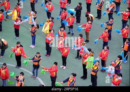 (181220) -- SHIQIAN, 20 déc. 2018 (Xinhua) -- des élèves donnent un spectacle de marionnettes dans une école primaire du canton de Huaqiao, dans le comté de Shiqian, dans le sud-est de la Chine, dans la province du Guizhou, le 19 décembre 2018. Le spectacle de marionnettes Shiqian a été inscrit sur la liste du patrimoine culturel immatériel national en 2006. Pour perpétuer le patrimoine culturel, les écoles du comté de Shiqian invitent les héritiers du spectacle de marionnettes à enseigner aux élèves en classe. (Xinhua/Yang Wenbin) CHINA-GUIZHOU-SHIQIAN-PUPPET SHOW (CN) PUBLICATIONxNOTxINxCHN Banque D'Images