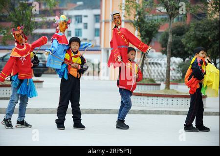 (181220) -- SHIQIAN, 20 déc. 2018 (Xinhua) -- des élèves pratiquent le spectacle de marionnettes dans une école primaire du canton de Huaqiao, dans le comté de Shiqian, dans le sud-est de la Chine, province du Guizhou, 19 déc. 2018. Le spectacle de marionnettes Shiqian a été inscrit sur la liste du patrimoine culturel immatériel national en 2006. Pour perpétuer le patrimoine culturel, les écoles du comté de Shiqian invitent les héritiers du spectacle de marionnettes à enseigner aux élèves en classe. (Xinhua/Yang Wenbin) CHINA-GUIZHOU-SHIQIAN-PUPPET SHOW (CN) PUBLICATIONxNOTxINxCHN Banque D'Images