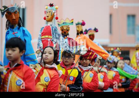 (181220) -- SHIQIAN, 20 déc. 2018 (Xinhua) -- des élèves pratiquent le spectacle de marionnettes dans une école primaire du canton de Huaqiao, dans le comté de Shiqian, dans le sud-est de la Chine, province du Guizhou, 19 déc. 2018. Le spectacle de marionnettes Shiqian a été inscrit sur la liste du patrimoine culturel immatériel national en 2006. Pour perpétuer le patrimoine culturel, les écoles du comté de Shiqian invitent les héritiers du spectacle de marionnettes à enseigner aux élèves en classe. (Xinhua/Yang Wenbin) CHINA-GUIZHOU-SHIQIAN-PUPPET SHOW (CN) PUBLICATIONxNOTxINxCHN Banque D'Images