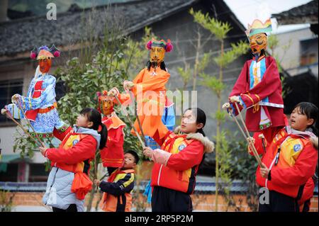 (181220) -- SHIQIAN, 20 déc. 2018 (Xinhua) -- des élèves pratiquent le spectacle de marionnettes dans une école primaire du canton de Huaqiao, dans le comté de Shiqian, dans le sud-est de la Chine, province du Guizhou, 19 déc. 2018. Le spectacle de marionnettes Shiqian a été inscrit sur la liste du patrimoine culturel immatériel national en 2006. Pour perpétuer le patrimoine culturel, les écoles du comté de Shiqian invitent les héritiers du spectacle de marionnettes à enseigner aux élèves en classe. (Xinhua/Yang Wenbin) CHINA-GUIZHOU-SHIQIAN-PUPPET SHOW (CN) PUBLICATIONxNOTxINxCHN Banque D'Images