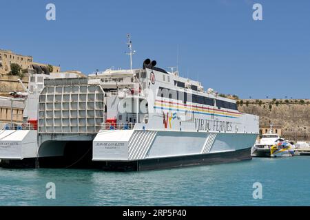 Valette, Malte - 6 août 2023 : vue arrière du ferry rapide catamaran Jean de la Vallette amarré dans le port de la Valette. Banque D'Images