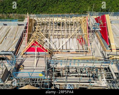Pontypridd, pays de Galles - 3 septembre 2023 : vue drone d'un nouveau développement de logements dans le sud du pays de Galles. Le Housebuilder est Bellway Homes. Banque D'Images