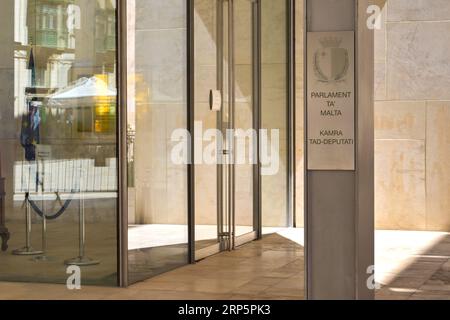 La Valette, Malte - 3 août 2023 : panneau devant l'entrée du Parlement dans la ville de la Valette, Malte. Banque D'Images