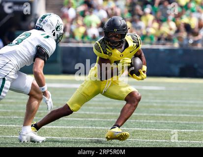 Autzen Stadium, Eugene, OREGON, États-Unis. 2 septembre 2023. Gary Bryant Jr. (2 ans), receveur des Oregon Ducks, s'éloigne d'un défenseur de l'État de Portland lors du match de football de la NCAA entre les Vikings de l'État de Portland et les Ducks de l'Université d'Oregon au stade Autzen, Eugene, OREGON. Larry C. Lawson/CSM/Alamy Live News Banque D'Images