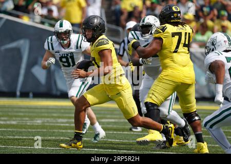 Autzen Stadium, Eugene, OREGON, États-Unis. 2 septembre 2023. Le quarterback des Oregon Ducks Ty Thompson (13) court le ballon sur un gardien de quarterback pendant le match de football de la NCAA entre les Vikings de Portland State et les Ducks de l'Université d'Oregon au stade Autzen, Eugene, OREGON. Larry C. Lawson/CSM/Alamy Live News Banque D'Images