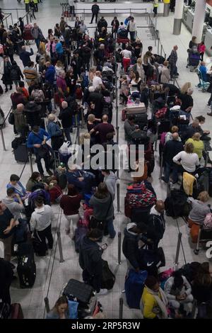 (181221) -- LONDRES, 21 décembre 2018 -- la photo prise le 21 décembre 2018 montre une vue générale de la zone des départs au terminal sud de l'aéroport de Gatwick où de grandes files d'attente se sont formées après que des drones ont provoqué la fermeture de l'aéroport pendant plus d'une journée à Londres, en Grande-Bretagne. L'armée britannique a été appelée jeudi pour fournir une assistance à la police sur la perturbation du drone de Gatwick, qui aurait laissé des milliers de vacanciers de Noël faire face à plusieurs jours de problèmes à l'aéroport de Londres. BRITAIN-LONDRES-GATWICK AIRPORT-DRONE-DISRUPTION JOEXNEWMAN PUBLICATIONXNOTXINXCHN Banque D'Images