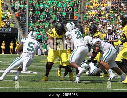 Autzen Stadium, Eugene, OREGON, États-Unis. 2 septembre 2023. Le joueur de ligne offensif des Oregon Ducks, Ajani Cornelius (65), retient la défense de l'État de Portland lors du match de football de la NCAA entre les Vikings de l'État de Portland et les Ducks de l'Université d'Oregon au stade Autzen, Eugene, OREGON. Larry C. Lawson/CSM/Alamy Live News Banque D'Images