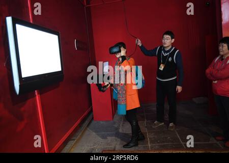 (181222) -- BEIJING, 22 décembre 2018 (Xinhua) -- une photo prise le 25 octobre 2016 montre un visiteur faisant l'expérience d'un dispositif de réalité virtuelle (VR) au Musée du Palais à Beijing, capitale de la Chine. Le Musée du Palais, ou ancien palais impérial du centre-ville de Pékin, ouvrira 85 pour cent de ses espaces au public, contre 80 pour cent actuellement, a rapporté vendredi le China Daily. La plupart des zones à l intérieur du musée, également connue sous le nom de Cité interdite, ne seront plus interdites au public, a déclaré le journal Shan Jixiang, le conservateur du musée. Le plus grand de son genre dans le millésime Banque D'Images