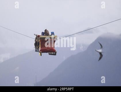 (181222) -- MONTREUX (SUISSE), 22 décembre 2018 -- Un Père Noël fait signe à la foule depuis son traîneau volant tiré par des rennes au-dessus du lac Léman au coucher du soleil à Montreux, Suisse, le 22 décembre 2018. Le défilé volant du Père Noël fait partie des activités promotionnelles du marché de Noël de Montreux, qui est l'un des plus célèbres et des plus grands marchés de ce genre en Suisse. SUISSE-MONTREUX-PÈRE NOËL-TRAÎNEAU VOLANT NIEXXIAOYANG PUBLICATIONXNOTXINXCHN Banque D'Images