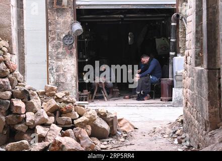 (181222) -- ALEP (SYRIE), 22 décembre 2018 -- des tailliers syriens travaillent dans leur boutique du souk Al-Nahhasin, un marché spécialisé dans la vente de produits en cuivre faits à la main, à Alep, dans le nord de la Syrie, le 19 décembre 2018. Dans la ville d Alep, au nord de la Syrie, la détermination des habitants à reconstruire leur vie et leur ville est plus forte que la destruction massive qui les a frappés. Deux ans après sa libération, les gens ont déjà retroussé leurs manches et commencé à réparer la destruction dans l'ancien marché fortifié de la ville, pas découragé par la dévastation.) SYRIA-ALEP-RESTORATI Banque D'Images