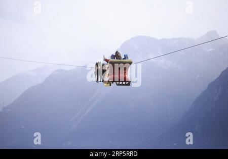 (181222) -- MONTREUX (SUISSE), 22 décembre 2018 -- Un Père Noël fait signe à la foule depuis son traîneau volant tiré par des rennes au-dessus du lac Léman au coucher du soleil à Montreux, Suisse, le 22 décembre 2018. Le défilé volant du Père Noël fait partie des activités promotionnelles du marché de Noël de Montreux, qui est l'un des plus célèbres et des plus grands marchés de ce genre en Suisse. SUISSE-MONTREUX-PÈRE NOËL-TRAÎNEAU VOLANT NIEXXIAOYANG PUBLICATIONXNOTXINXCHN Banque D'Images