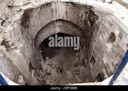 (181222) -- ALEP (SYRIE), 22 déc. 2018 -- Un ouvrier syrien effectue les travaux de réhabilitation du souk al-Saqatiyya à Alep, dans le nord de la Syrie, le 19 décembre 2018. Dans la ville d Alep, au nord de la Syrie, la détermination des habitants à reconstruire leur vie et leur ville est plus forte que la destruction massive qui les a frappés. Deux ans après sa libération, les gens ont déjà retroussé leurs manches et commencé à réparer la destruction dans l'ancien marché fortifié de la ville, pas découragé par la dévastation.) SYRIE-ALEP-RESTAURATION AmmarxSafarjalani PUBLICATIONxNOTxINxCHN Banque D'Images