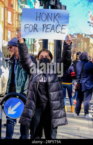 Whitehall, Opp. Downing Street, Londres, Royaume-Uni. 26 février 2022. Les manifestants se rassemblent devant Downing Street pour exiger la fin de l'invasion russe de l'Ukraine Banque D'Images