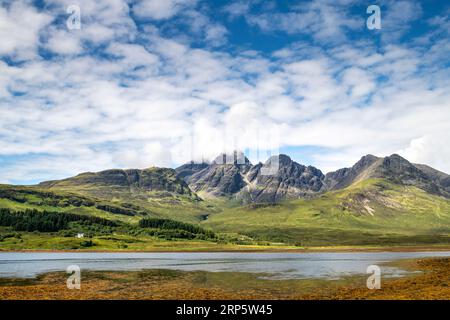 Montagnes Cuillin surplombant le Loch Slapin sur l'île de Skye, Écosse, Royaume-Uni Banque D'Images