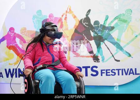 (181225) -- BEIJING, 25 déc. 2018 -- Un enfant porte un appareil VR pour profiter de l'expérience des sports d'hiver lors d'un festival de sports d'hiver à Beijing, capitale de la Chine, le 24 décembre 2018.) PHOTOS XINHUA DU JOUR PHOTOS XINHUA DU JOUR JUXHUANZONG PUBLICATIONXNOTXINXCHN Banque D'Images