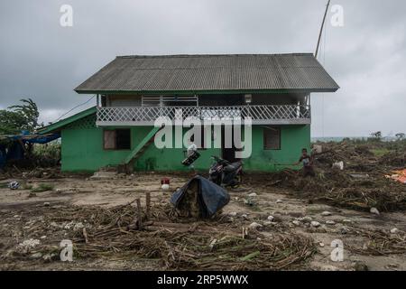 (181225) -- PANDEGLANG, 25 décembre 2018 -- des locaux nettoient les débris dans le district de Tanjung Lesung de Pandeglang, province de Banten, Indonésie, 25 décembre 2018. Les victimes du tsunami déclenché par une éruption volcanique dans le détroit de la sonde en Indonésie ont grimpé à 429 personnes mardi, a déclaré le porte-parole de l'agence nationale de gestion des catastrophes Sutopo Purwo Nugroho lors d'une conférence de presse. INDONESIA-PANDEGLANG-TSUNAMI-AFTERMATH VerixSanovri PUBLICATIONxNOTxINxCHN Banque D'Images