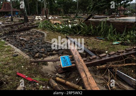 (181225) -- PANDEGLANG, 25 décembre 2018 -- des débris ont été vus dans le district de Tanjung Lesung de Pandeglang, province de Banten, Indonésie, le 25 décembre 2018. Les victimes du tsunami déclenché par une éruption volcanique dans le détroit de la sonde en Indonésie ont grimpé à 429 personnes mardi, a déclaré le porte-parole de l'agence nationale de gestion des catastrophes Sutopo Purwo Nugroho lors d'une conférence de presse. INDONESIA-PANDEGLANG-TSUNAMI-AFTERMATH VerixSanovri PUBLICATIONxNOTxINxCHN Banque D'Images