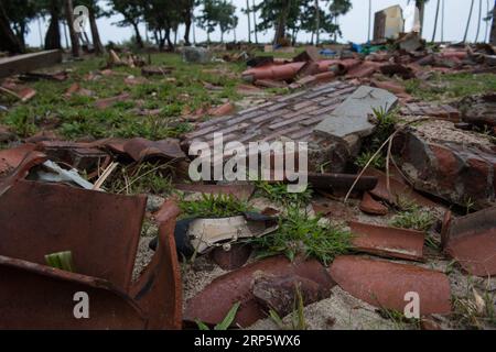 (181225) -- PANDEGLANG, 25 décembre 2018 -- des débris ont été vus dans le district de Tanjung Lesung de Pandeglang, province de Banten, Indonésie, le 25 décembre 2018. Les victimes du tsunami déclenché par une éruption volcanique dans le détroit de la sonde en Indonésie ont grimpé à 429 personnes mardi, a déclaré le porte-parole de l'agence nationale de gestion des catastrophes Sutopo Purwo Nugroho lors d'une conférence de presse. INDONESIA-PANDEGLANG-TSUNAMI-AFTERMATH VerixSanovri PUBLICATIONxNOTxINxCHN Banque D'Images