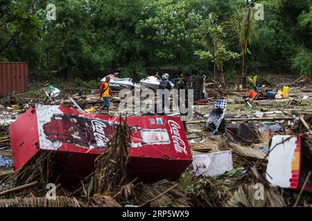 (181225) -- PANDEGLANG, 25 décembre 2018 -- des sauveteurs recherchent des victimes du tsunami dans le district de Tanjung Lesung à Pandeglang, province de Banten, Indonésie, 25 décembre 2018. Les victimes du tsunami déclenché par une éruption volcanique dans le détroit de la sonde en Indonésie ont grimpé à 429 personnes mardi, a déclaré le porte-parole de l'agence nationale de gestion des catastrophes Sutopo Purwo Nugroho lors d'une conférence de presse. INDONESIA-PANDEGLANG-TSUNAMI-AFTERMATH VerixSanovri PUBLICATIONxNOTxINxCHN Banque D'Images