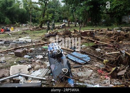 (181225) -- PANDEGLANG, 25 décembre 2018 -- des sauveteurs recherchent des victimes du tsunami dans le district de Tanjung Lesung à Pandeglang, province de Banten, Indonésie, 25 décembre 2018. Les victimes du tsunami déclenché par une éruption volcanique dans le détroit de la sonde en Indonésie ont grimpé à 429 personnes mardi, a déclaré le porte-parole de l'agence nationale de gestion des catastrophes Sutopo Purwo Nugroho lors d'une conférence de presse. INDONESIA-PANDEGLANG-TSUNAMI-AFTERMATH VerixSanovri PUBLICATIONxNOTxINxCHN Banque D'Images