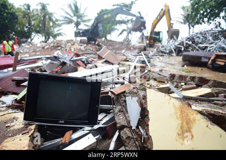 (181225) -- PANDEGLANG, 25 décembre 2018 -- des travailleurs nettoient des débris à Tanjung Lesung Resort à Pandeglang, province de Banten, Indonésie, 25 décembre 2018. Le nombre de morts du tsunami déclenché par une éruption volcanique dans le détroit de la sonde dans l'ouest de l'Indonésie a grimpé à 429 jusqu'à présent, avec un total de 1 459 autres blessés, a déclaré mardi un porte-parole de l'agence nationale de lutte contre les catastrophes. INDONESIA-PANDEGLANG-TSUNAMI-AFTERMATH DuxYu PUBLICATIONxNOTxINxCHN Banque D'Images