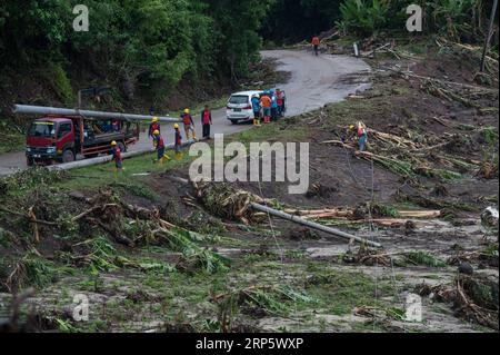 (181225) -- PANDEGLANG, 25 décembre 2018 -- des travailleurs réparent le réseau électrique détruit par le tsunami dans le district de Tanjung Lesung à Pandeglang, province de Banten, Indonésie, 25 décembre 2018. Les victimes du tsunami déclenché par une éruption volcanique dans le détroit de la sonde en Indonésie ont grimpé à 429 personnes mardi, a déclaré le porte-parole de l'agence nationale de gestion des catastrophes Sutopo Purwo Nugroho lors d'une conférence de presse. INDONESIA-PANDEGLANG-TSUNAMI-AFTERMATH VerixSanovri PUBLICATIONxNOTxINxCHN Banque D'Images