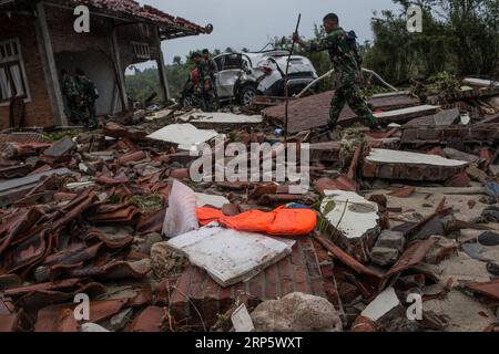 (181225) -- PANDEGLANG, 25 décembre 2018 -- des sauveteurs recherchent des victimes du tsunami dans le district de Tanjung Lesung à Pandeglang, province de Banten, Indonésie, 25 décembre 2018. Les victimes du tsunami déclenché par une éruption volcanique dans le détroit de la sonde en Indonésie ont grimpé à 429 personnes mardi, a déclaré le porte-parole de l'agence nationale de gestion des catastrophes Sutopo Purwo Nugroho lors d'une conférence de presse. INDONESIA-PANDEGLANG-TSUNAMI-AFTERMATH VerixSanovri PUBLICATIONxNOTxINxCHN Banque D'Images