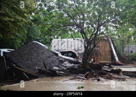 (181225) -- PANDEGLANG, 25 décembre 2018 -- Une maison endommagée est vue au Tanjung Lesung Resort à Pandeglang, province de Banten, Indonésie, le 25 décembre 2018. Le nombre de morts du tsunami déclenché par une éruption volcanique dans le détroit de la sonde dans l'ouest de l'Indonésie a grimpé à 429 jusqu'à présent, avec un total de 1 459 autres blessés, a déclaré mardi un porte-parole de l'agence nationale de lutte contre les catastrophes. INDONESIA-PANDEGLANG-TSUNAMI-AFTERMATH DuxYu PUBLICATIONxNOTxINxCHN Banque D'Images