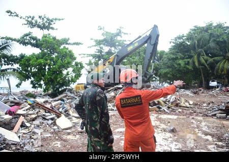 (181225) -- PANDEGLANG, 25 décembre 2018 -- des travailleurs nettoient des débris à Tanjung Lesung Resort à Pandeglang, province de Banten, Indonésie, 25 décembre 2018. Le nombre de morts du tsunami déclenché par une éruption volcanique dans le détroit de la sonde dans l'ouest de l'Indonésie a grimpé à 429 jusqu'à présent, avec un total de 1 459 autres blessés, a déclaré mardi un porte-parole de l'agence nationale de lutte contre les catastrophes. INDONESIA-PANDEGLANG-TSUNAMI-AFTERMATH DuxYu PUBLICATIONxNOTxINxCHN Banque D'Images