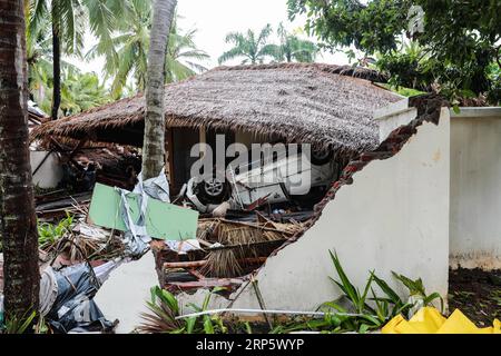 (181225) -- PANDEGLANG, 25 décembre 2018 -- des débris sont observés au Tanjung Lesung Resort à Pandeglang, province de Banten, Indonésie, le 25 décembre 2018. Le nombre de morts du tsunami déclenché par une éruption volcanique dans le détroit de la sonde dans l'ouest de l'Indonésie a grimpé à 429 jusqu'à présent, avec un total de 1 459 autres blessés, a déclaré mardi un porte-parole de l'agence nationale de lutte contre les catastrophes. INDONÉSIE-PANDEGLANG-TSUNAMI-AFTERMATH ZhangxKeren PUBLICATIONxNOTxINxCHN Banque D'Images