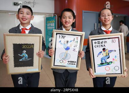 (181226) -- PÉKIN, 26 décembre 2018 -- des enfants montrent les timbres qu'ils ont conçus pour les Jeux olympiques d'hiver de 2022 dans le district de Shijingshan, Pékin, capitale de la Chine, le 25 décembre 2018. Une exposition de timbres conçus par des jeunes pour les Jeux olympiques d'hiver de Beijing 2022 a eu lieu mardi dans le district de Shijingshan. PHOTOS XINHUA DU JOUR PHOTOS XINHUA DU JOUR ZHANGXCHENLIN PUBLICATIONXNOTXINXCHN Banque D'Images