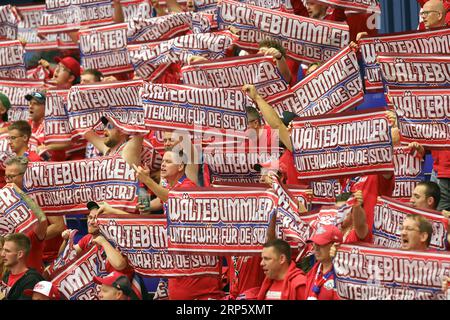 Ostrava, République tchèque. 03 septembre 2023. Les fans de Jona Lakers sont vus lors de la Ligue des Champions de hockey, ronde 2, match HC Vitkovice Ridera vs SC Rapperswil-Jona Lakers, le 3 septembre 2023, à Ostrava, en République tchèque. Crédit : Petr Sznapka/CTK photo/Alamy Live News Banque D'Images