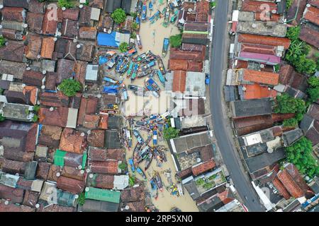 (181226) -- BEIJING, 26 décembre 2018 -- une photo prise le 25 décembre 2018 montre des bateaux de pêche endommagés par le tsunami dans le village Teluk de Pandeglang dans la province de Banten, en Indonésie. Le nombre de morts du tsunami déclenché par une éruption volcanique dans le détroit de la sonde dans l'ouest de l'Indonésie a grimpé à 429 jusqu'à présent, avec un total de 1 459 autres blessés, a déclaré mardi un porte-parole de l'agence nationale de lutte contre les catastrophes. PHOTOS XINHUA DU JOUR PHOTOS XINHUA DU JOUR DUXYU PUBLICATIONXNOTXINXCHN Banque D'Images