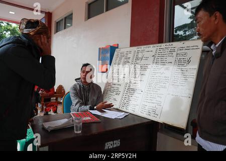 (181226) -- BANTEN, 26 déc. 2018 (Xinhua) -- un membre du satff de l'hôpital général de Berkah explique l'état de traitement des victimes du tsunami à Pandeglang, dans la province de Banten, Indonésie, 26 déc. 2018. Le tsunami a frappé les districts de Pandeglang et Serang dans la province de Banten et Lampung Selatan dans la province de Lampung, tuant plus de 400 personnes et en blessant au moins 1 400 autres à ce jour. (Xinhua/Zhang Keren) INDONÉSIE-BANTEN-TSUNAMI-HÔPITAL PUBLICATIONxNOTxINxCHN Banque D'Images