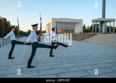 Bichkek, Kirghizistan - le 2 septembre 2023 : des soldats organisent la cérémonie de relève de la garde à Bichkek, Kirghizistan. Banque D'Images