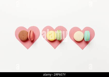 Variété de macarons de desserts sucrés français colorés avec différentes garnitures. Banque D'Images