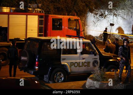 (181228) -- GIZEH, 28 décembre 2018 -- des policiers travaillent près du site d'une explosion à Gizeh, en Égypte, le 28 décembre 2018. Deux touristes vietnamiens ont été tués vendredi lorsqu'une bombe artisanale a frappé un bus transportant des touristes étrangers dans la région de Marioutiya près des pyramides de Gizeh, a déclaré le ministère égyptien de l'intérieur. EGYPTE-GIZA-BUS EXPLOSION AhmedxGomaa PUBLICATIONxNOTxINxCHN Banque D'Images