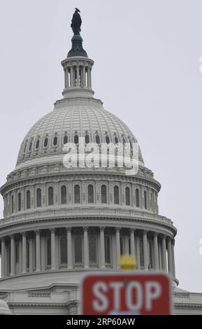 (181229) -- WASHINGTON, 29 décembre 2018 (Xinhua) -- la photo prise le 28 décembre 2018 montre la colline du Capitole à Washington D.C., aux États-Unis. Le Sénat américain s'est réuni brièvement jeudi après-midi avant d'ajourner jusqu'à la semaine prochaine, sans signe d'accord pour mettre fin à l'impasse budgétaire qui a fermé un quart du gouvernement fédéral. La Chambre haute se réunira le lundi 31 décembre, pour une session pro forma seulement, puis retournera sur la colline du Capitole pour renouveler les délibérations budgétaires le mercredi 2 janvier, un jour avant que les démocrates ne prennent le contrôle de la Chambre. (Xinhua/Liu Jie) U.S.-WASHINGTON D.C. Banque D'Images