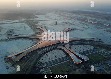 (181229) -- PÉKIN, 29 décembre 2018 -- une photo aérienne prise le 29 décembre 2018 montre l'aéroport international Beijing Daxing en construction à Pékin, capitale de la Chine. Le nouveau projet de décoration de façade de l aéroport a été achevé vendredi. L'aéroport devrait commencer ses essais d'ici septembre prochain.) CHINE-PÉKIN-NOUVEAU AIRPORT-FACADE(CN) JUXHUANZONG PUBLICATIONXNOTXINXCHN Banque D'Images