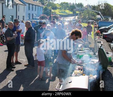 Communauté locale appréciant Street BBQ Keelbeg West Cork Irlande Banque D'Images