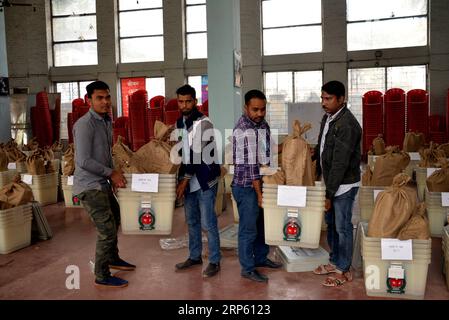 (181229) -- DHAKA, 29 décembre 2018 -- des responsables électoraux bangladais transportent du matériel électoral dans un centre de distribution à Dhaka, capitale du Bangladesh, 29 décembre 2018. Des troupes patrouillaient dans les rues de Dhaka, la capitale bangladaise, après que la commission électorale ait autorisé le déploiement de plus de 12 000 soldats pour aider l'administration civile à assurer la sécurité avant les élections parlementaires de dimanche. BANGLADESH-DHAKA-ELECTION-PREPARATION Naim-ul-karim PUBLICATIONxNOTxINxCHN Banque D'Images