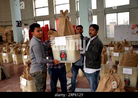 (181229) -- DHAKA, 29 décembre 2018 -- des responsables électoraux bangladais transportent du matériel électoral dans un centre de distribution à Dhaka, capitale du Bangladesh, 29 décembre 2018. Des troupes patrouillaient dans les rues de Dhaka, la capitale bangladaise, après que la commission électorale ait autorisé le déploiement de plus de 12 000 soldats pour aider l'administration civile à assurer la sécurité avant les élections parlementaires de dimanche. BANGLADESH-DHAKA-ELECTION-PREPARATION Naim-ul-karim PUBLICATIONxNOTxINxCHN Banque D'Images