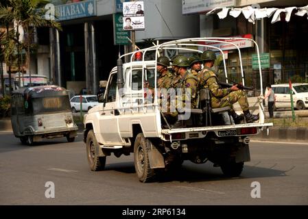 (181229) -- DHAKA, 29 décembre 2018 -- des soldats de l'armée bangladaise sont assis dans un véhicule alors qu'ils patrouillent dans les rues à la veille des élections générales à Dhaka, capitale du Bangladesh, le 29 décembre 2018. Des troupes patrouillaient dans les rues de Dhaka, la capitale bangladaise, après que la commission électorale ait autorisé le déploiement de plus de 12 000 soldats pour aider l'administration civile à assurer la sécurité avant les élections parlementaires de dimanche. BANGLADESH-DHAKA-ELECTION-PREPARATION Naim-ul-karim PUBLICATIONxNOTxINxCHN Banque D'Images