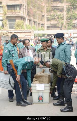 (181229) -- DHAKA, 29 décembre 2018 -- des responsables de l'application des lois transportent du matériel électoral à Dhaka, capitale du Bangladesh, 29 décembre 2018. Des troupes patrouillaient dans les rues de Dhaka, la capitale bangladaise, après que la commission électorale ait autorisé le déploiement de plus de 12 000 soldats pour aider l'administration civile à assurer la sécurité avant les élections parlementaires de dimanche. BANGLADESH-DHAKA-ELECTION-PREPARATION Naim-ul-karim PUBLICATIONxNOTxINxCHN Banque D'Images