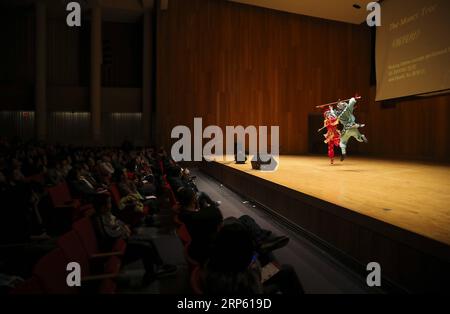 (181229) -- NEW YORK, 29 décembre 2018 -- des artistes du Confucius Institute of Chinese Opera (CICO) de l'Université de Binghamton se produisent lors d'un spectacle public à l'Université d'État de New York à Buffalo (UB) à Buffalo, État de New York, États-Unis, le 16 novembre 2018. Carries Feyerabend est l'un des artistes américains et chinois de l'Institut Confucius de l'Opéra Chinois (CICO) de l'Université de Binghamton (BU) qui ont été présentés dans l'incroyable spectacle de l'Amazing Chinese Opera à la mi-novembre comme événement de clôture de la semaine de l'éducation internationale de l'université, une initiative annuelle pour célébrer Banque D'Images